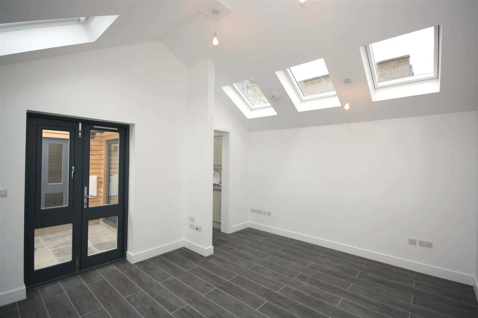 Flat Sheen Lane in Greater London