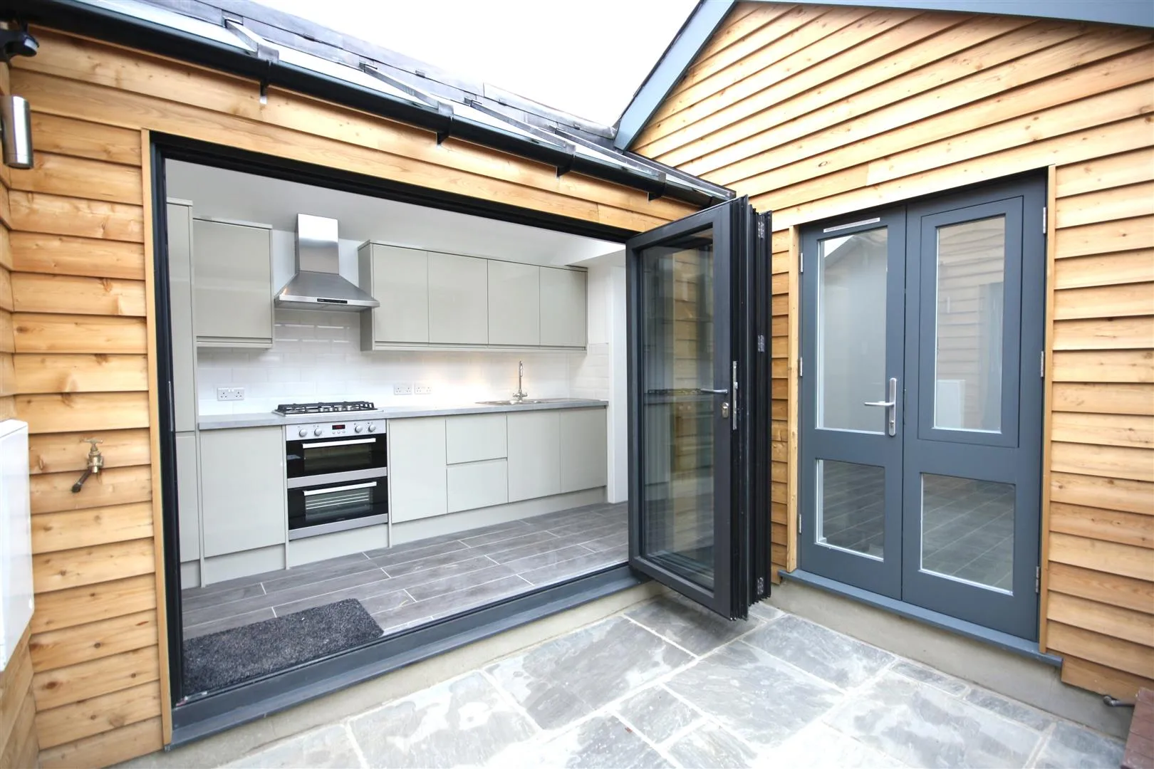 Flat Sheen Lane in Greater London