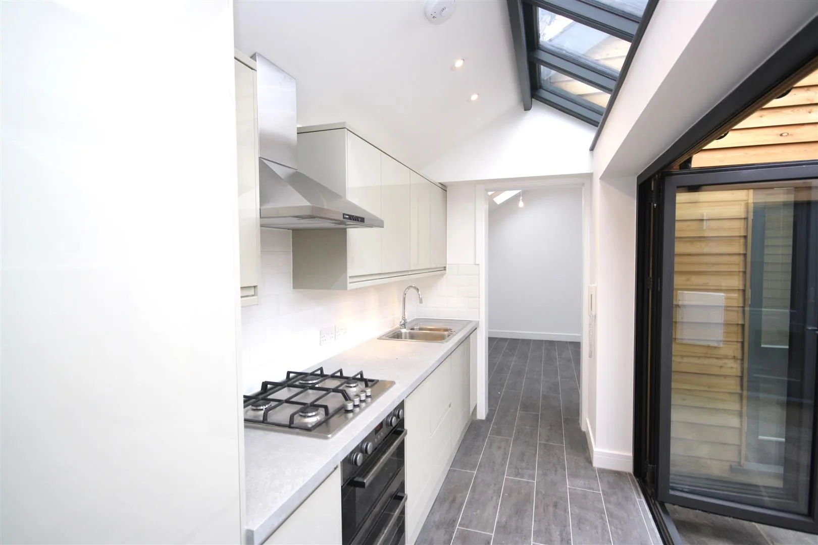 Flat Sheen Lane in Greater London
