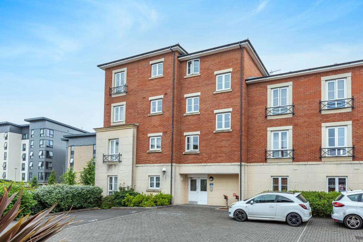 Flat East Fields Road in Stoke Gifford