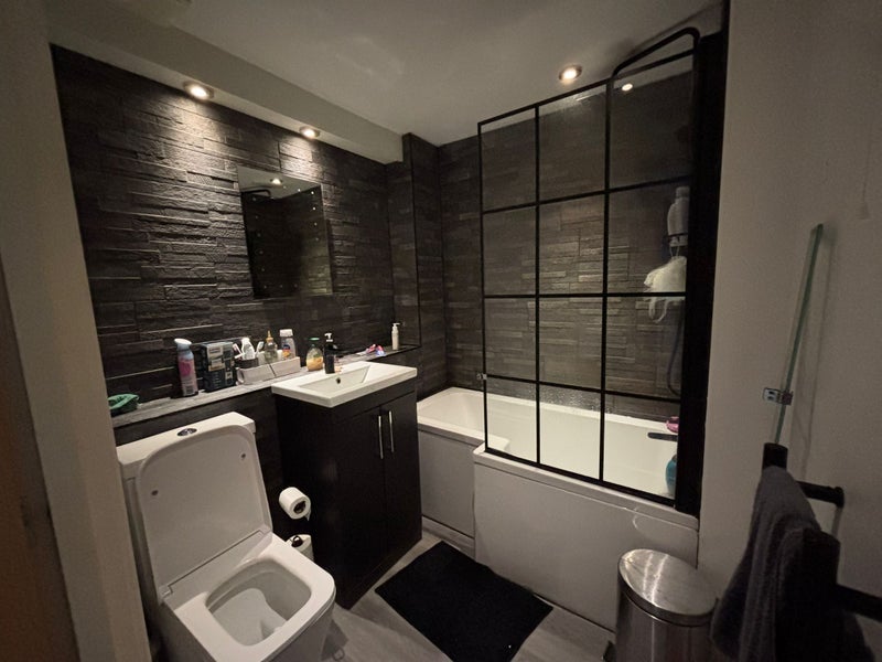 Room Elmira Way in Salford
