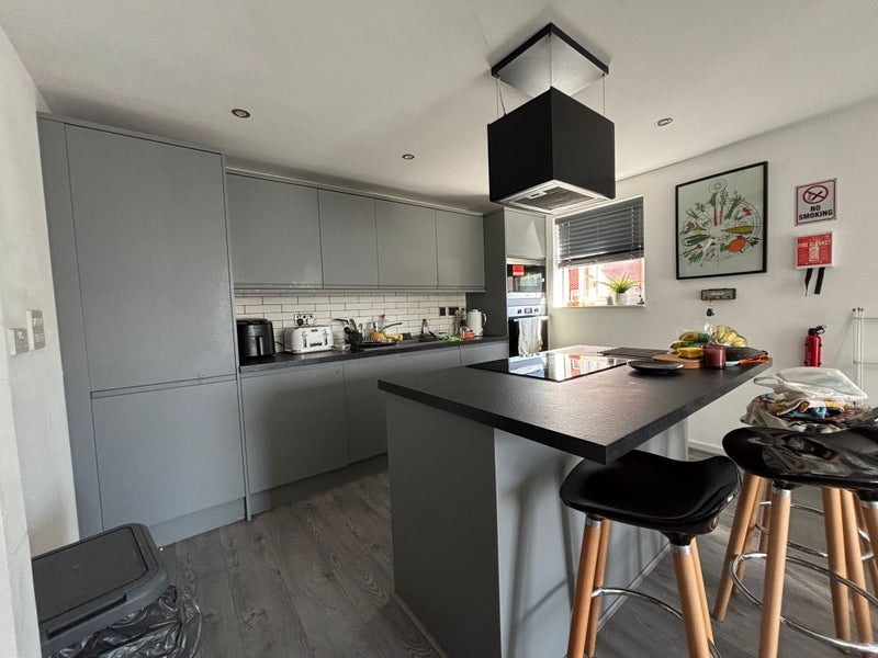 Room Elmira Way in Salford
