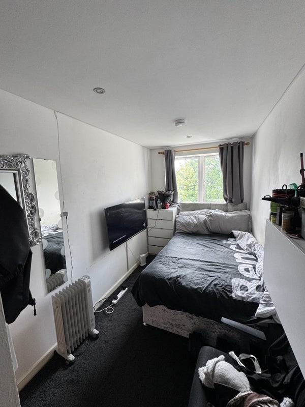 Room Elmira Way in Salford