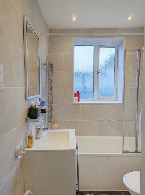 Room Chiswick High Road in Greater London