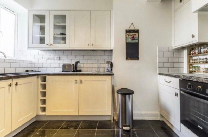 Room Chiswick High Road in Greater London