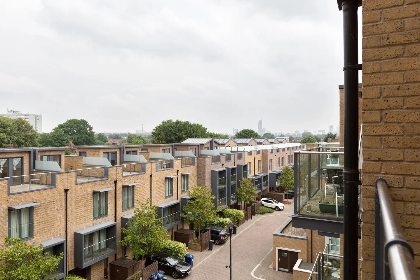 Flat Ashfield Road in Greater London