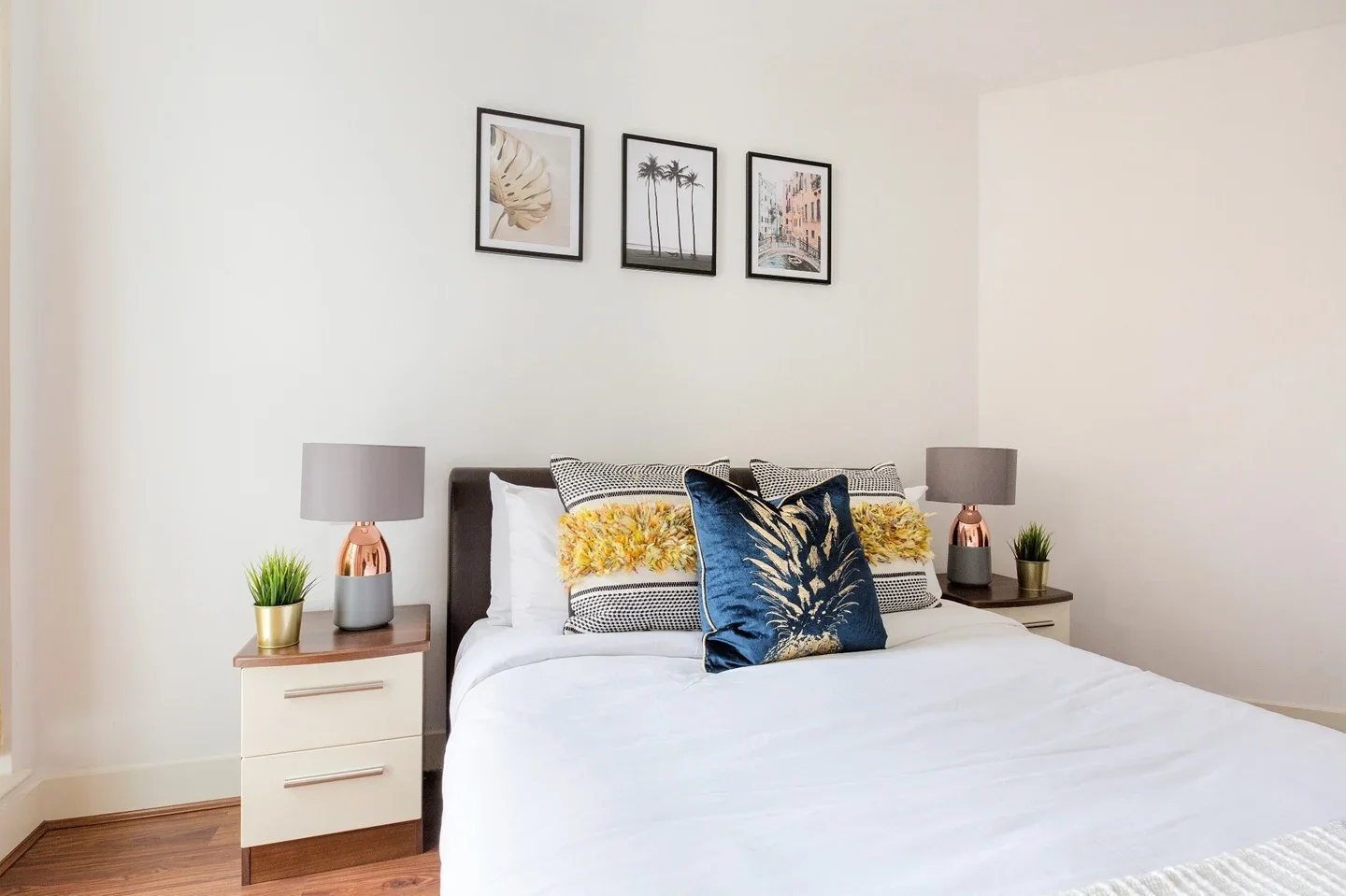 Flat Ashfield Road in Greater London