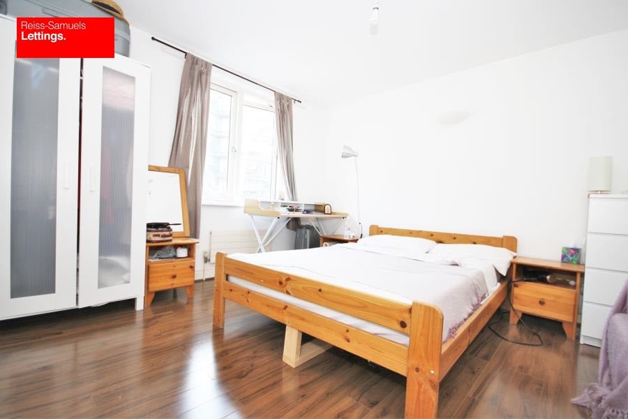 Flat Westferry Road in Greater London