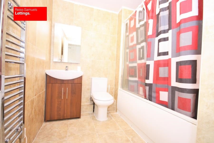 Flat Westferry Road in Greater London