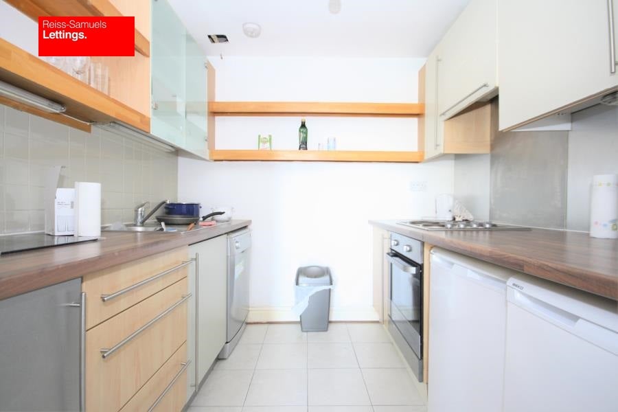Flat Westferry Road in Greater London