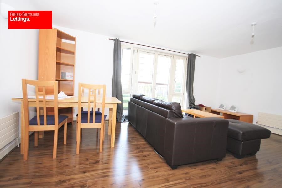 Flat Westferry Road in Greater London