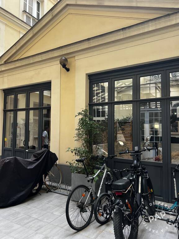 Flat Cour de Rome in Paris