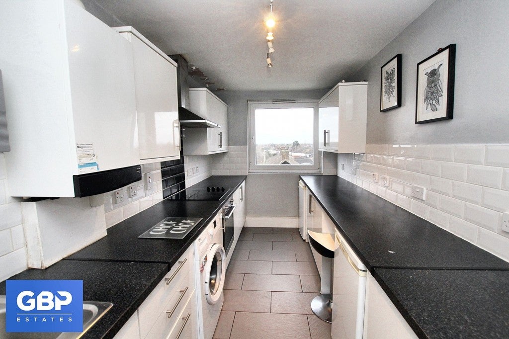 Flat Elvet Avenue in Greater London