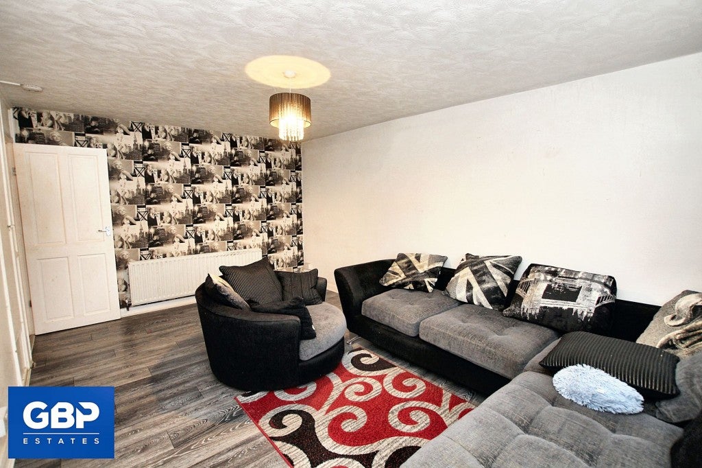 Flat Elvet Avenue in Greater London