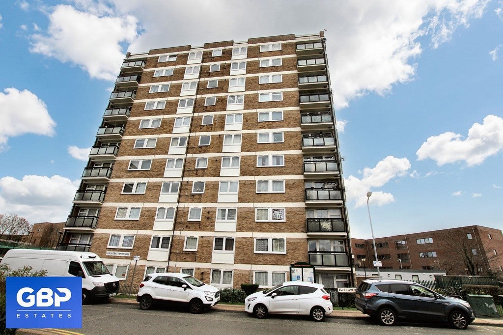 Flat Elvet Avenue in Greater London