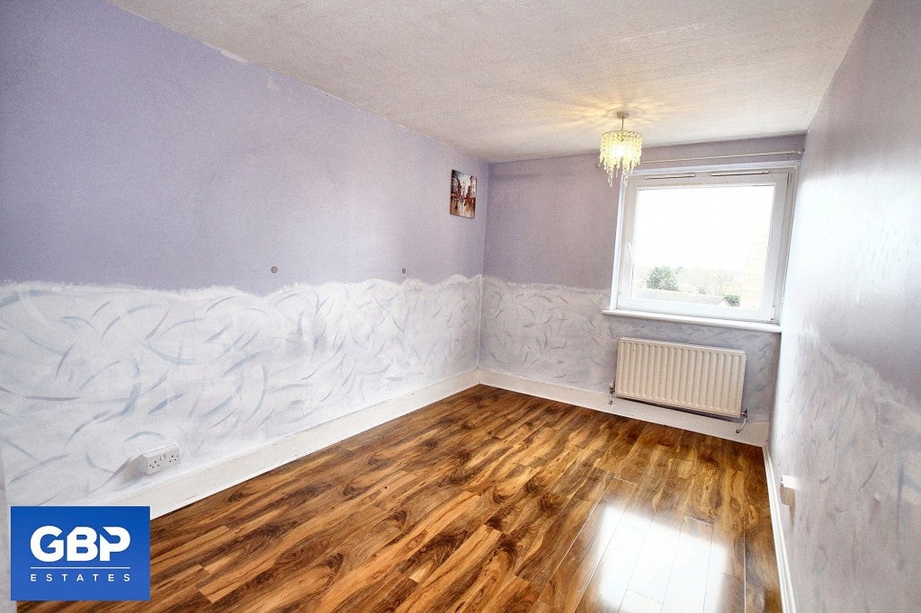 Flat Elvet Avenue in Greater London