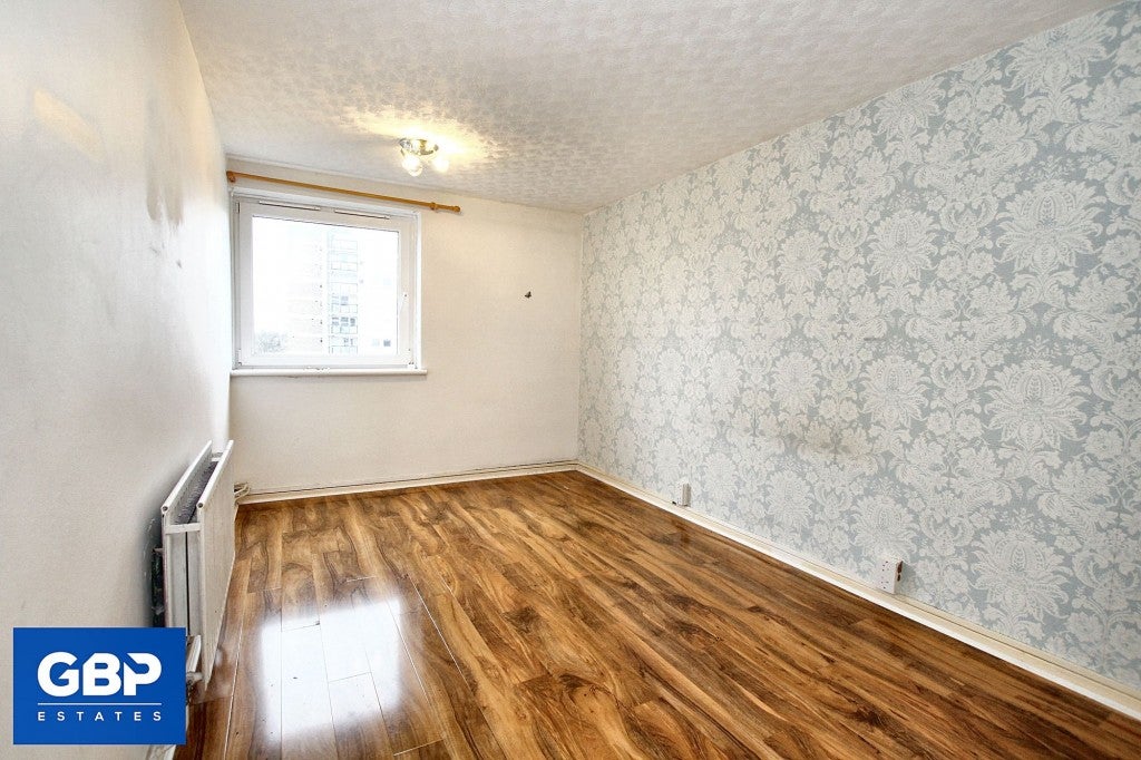 Flat Elvet Avenue in Greater London