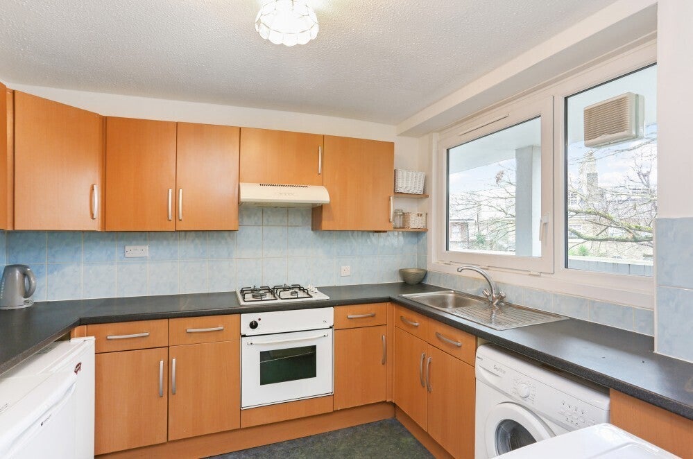 Flat Westbridge Road in Greater London