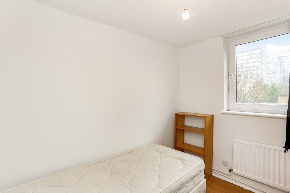 Flat Westbridge Road in Greater London
