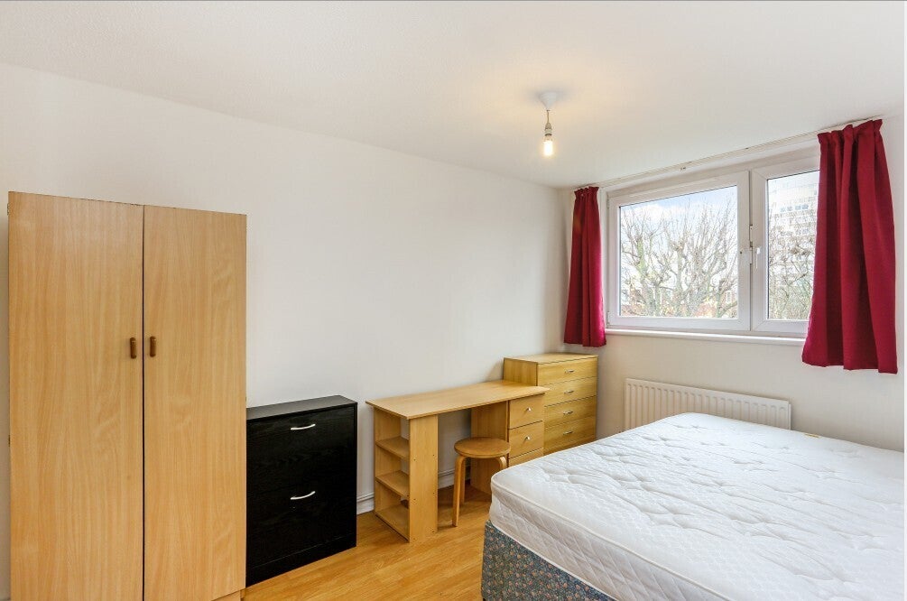 Flat Westbridge Road in Greater London