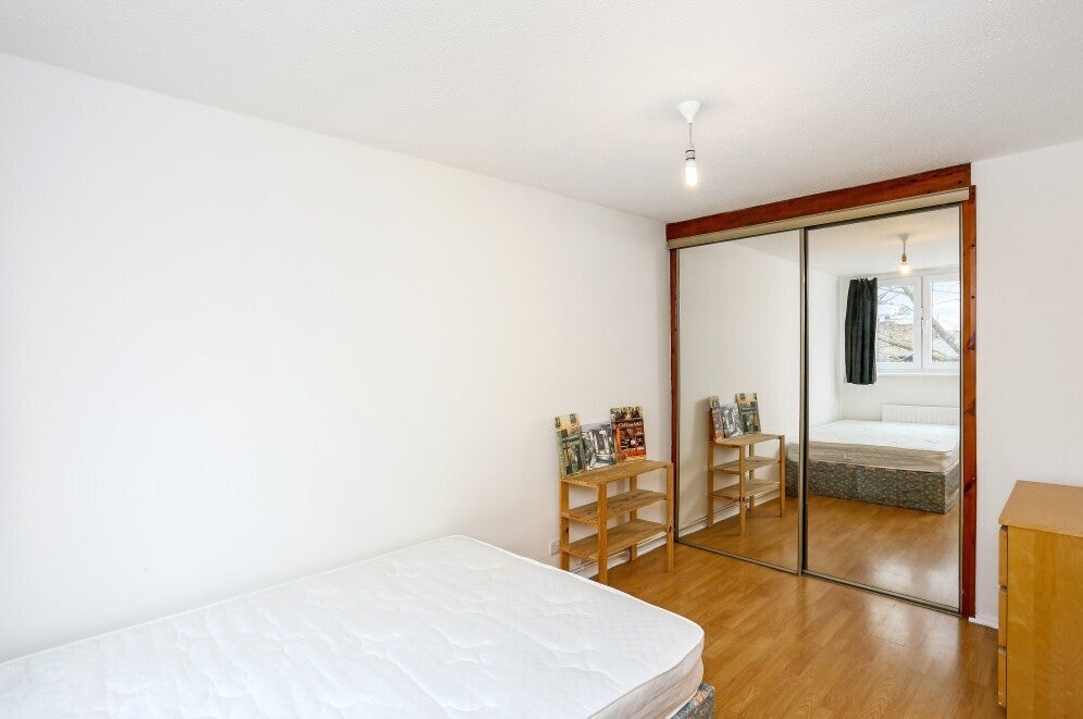 Flat Westbridge Road in Greater London
