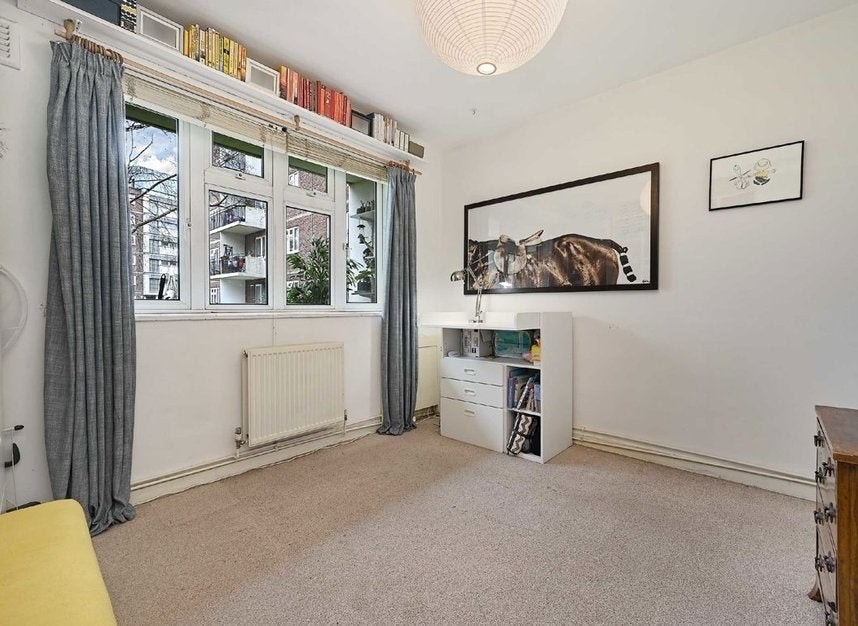 Flat Wiltshire Close in Greater London