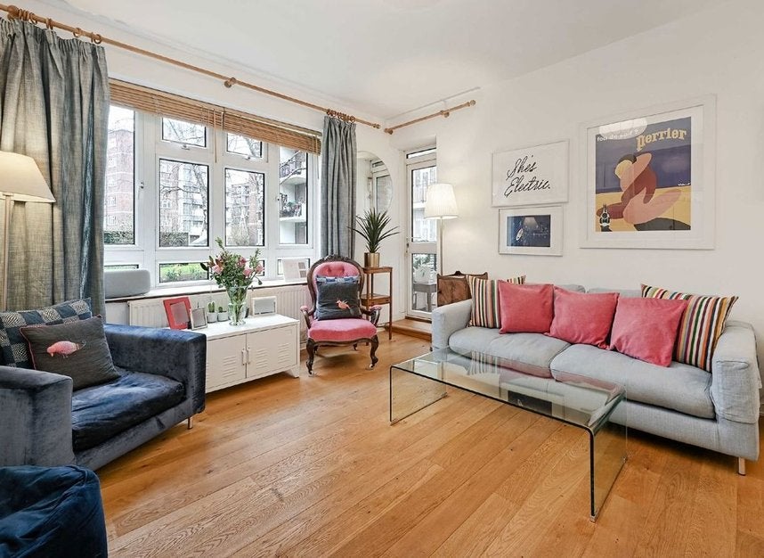 Flat Wiltshire Close in Greater London