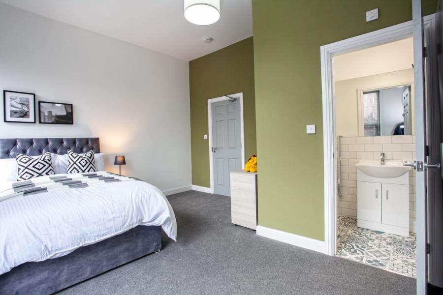 Flat Monmouth Avenue in Bury