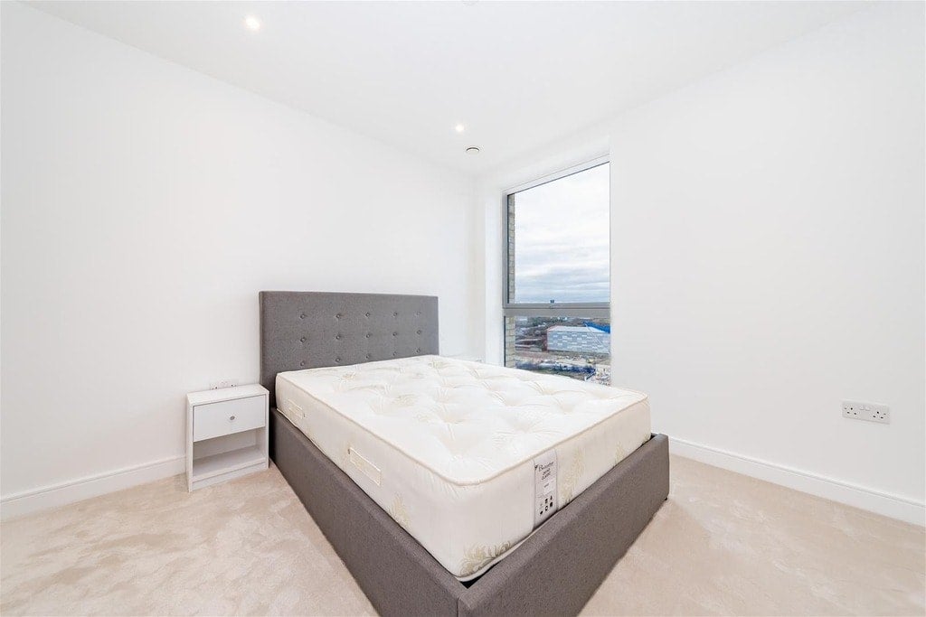 Flat Sylvester Road in Greater London