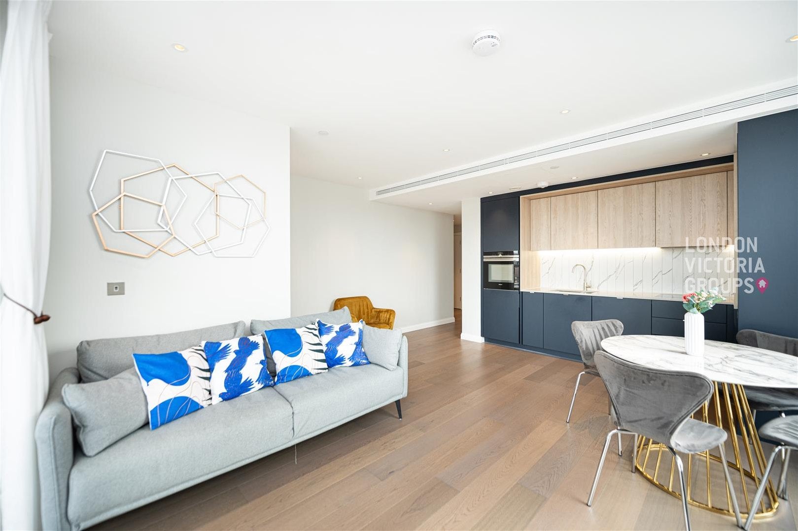 Flat Kennington Lane in Greater London