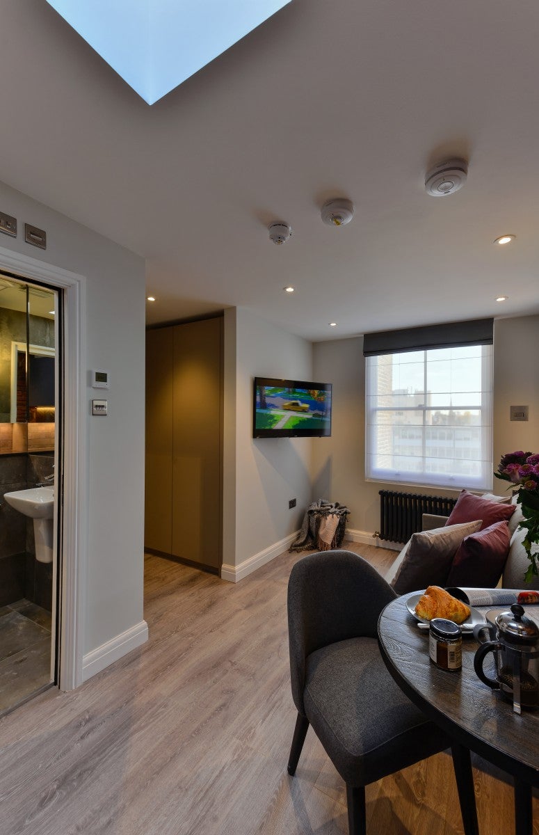 Flat Linden Gardens in Greater London