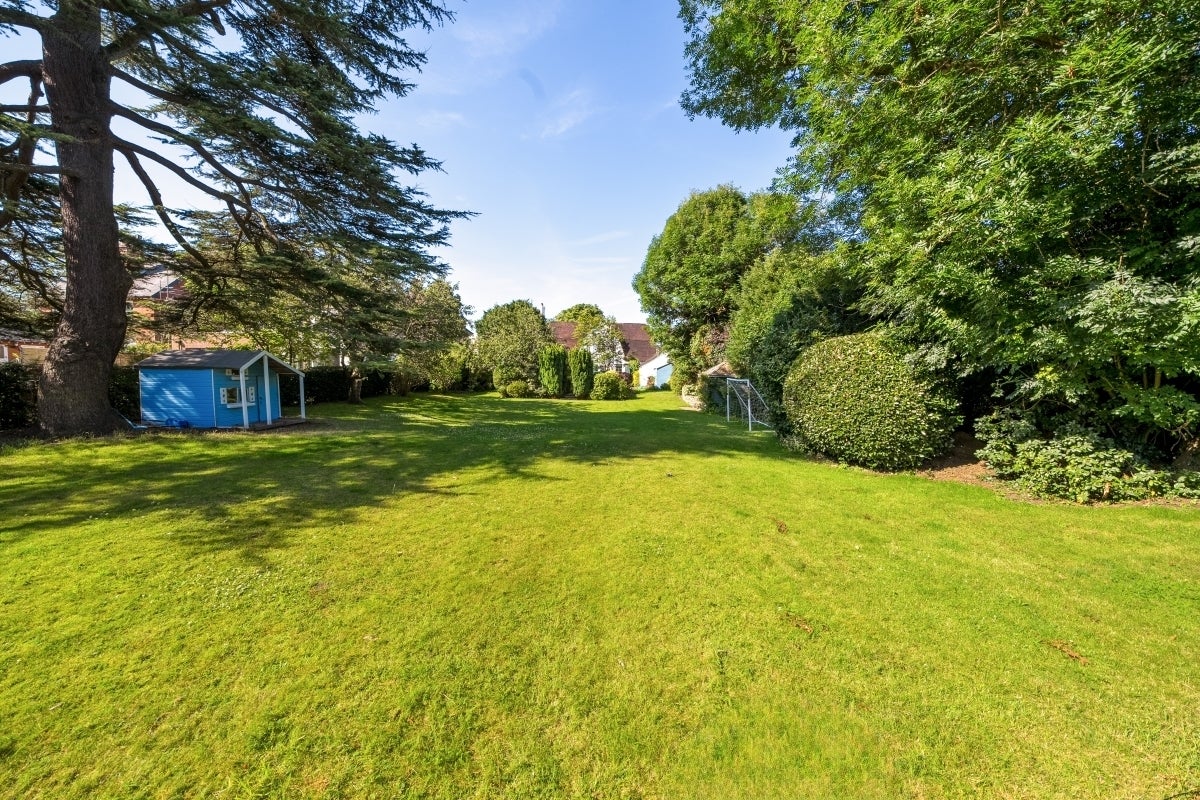 House Avenue Road in Epsom and Ewell