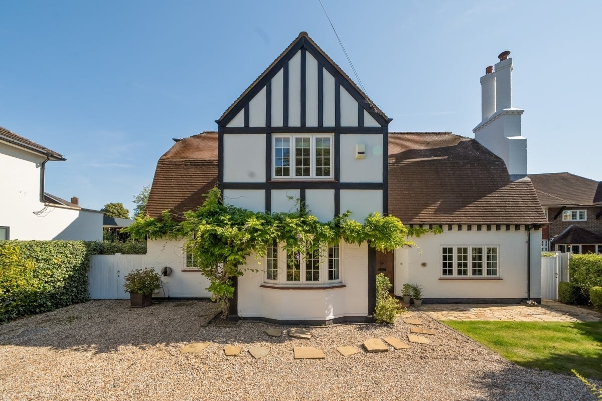 House Avenue Road in Epsom and Ewell