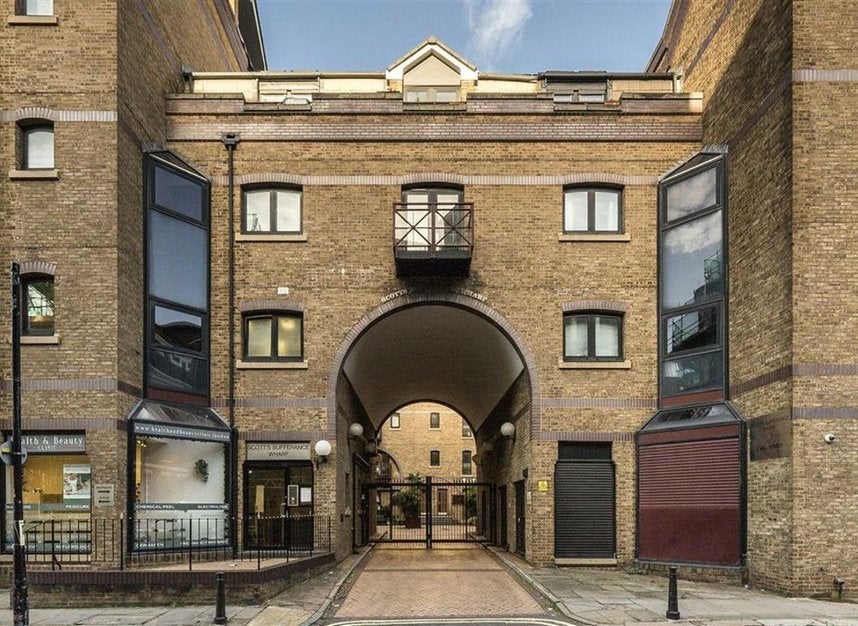 Flat Mill Street in Greater London