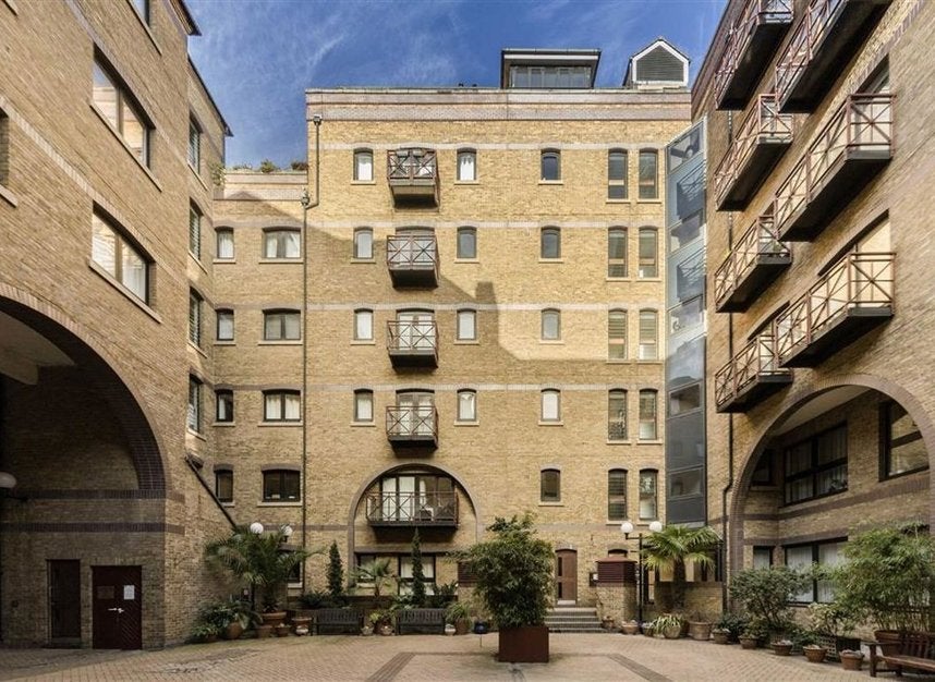 Flat Mill Street in Greater London