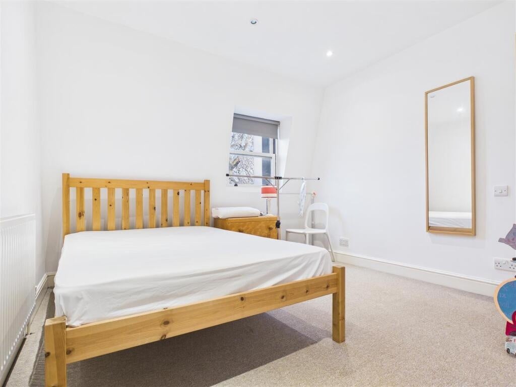 Room Richmond Way in Greater London
