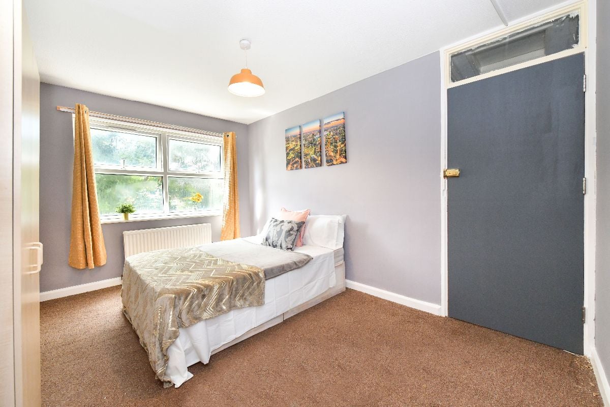 Room Amhurst Road in Greater London