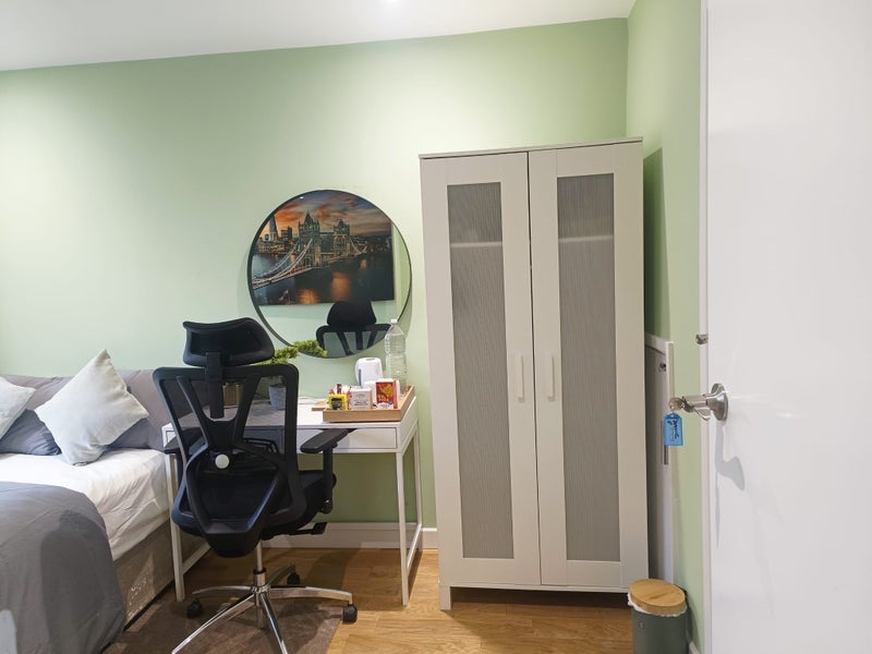 Room Atkinson Road in Greater London