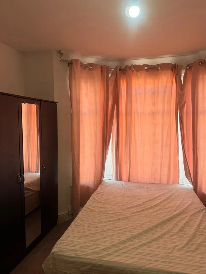 Room Holmwood Road in Greater London