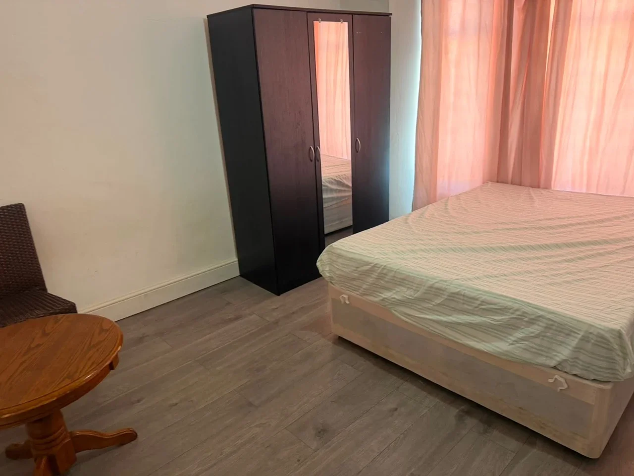 Room Holmwood Road in Greater London