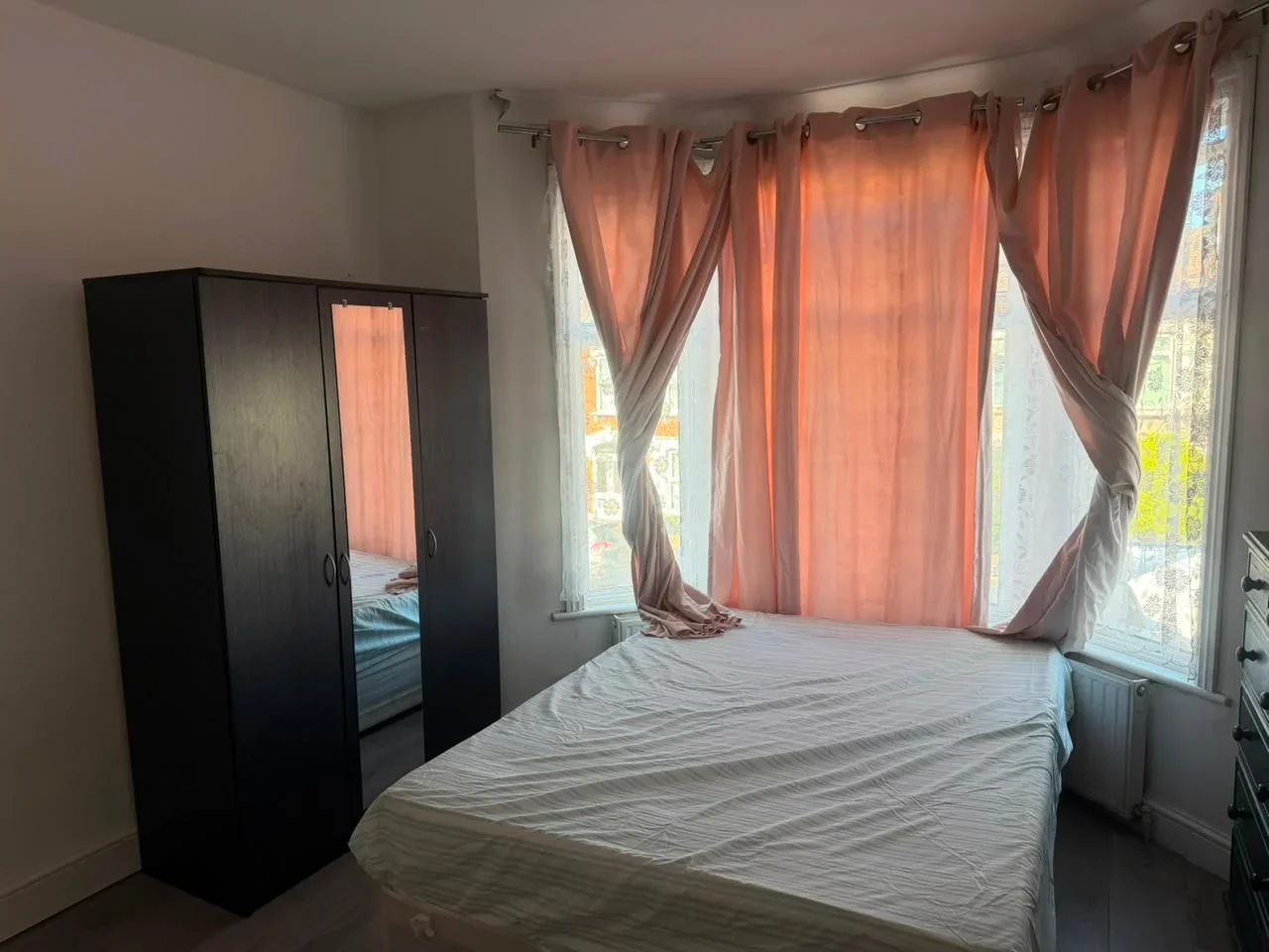 Room Holmwood Road in Greater London