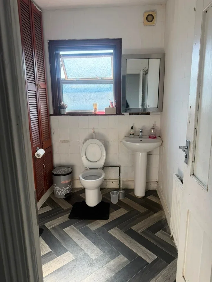 Room Holmwood Road in Greater London