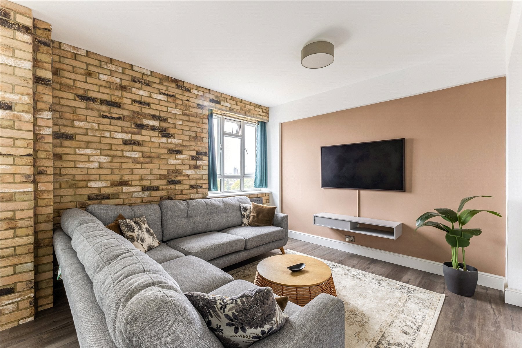 Flat Dagnall Street in Greater London
