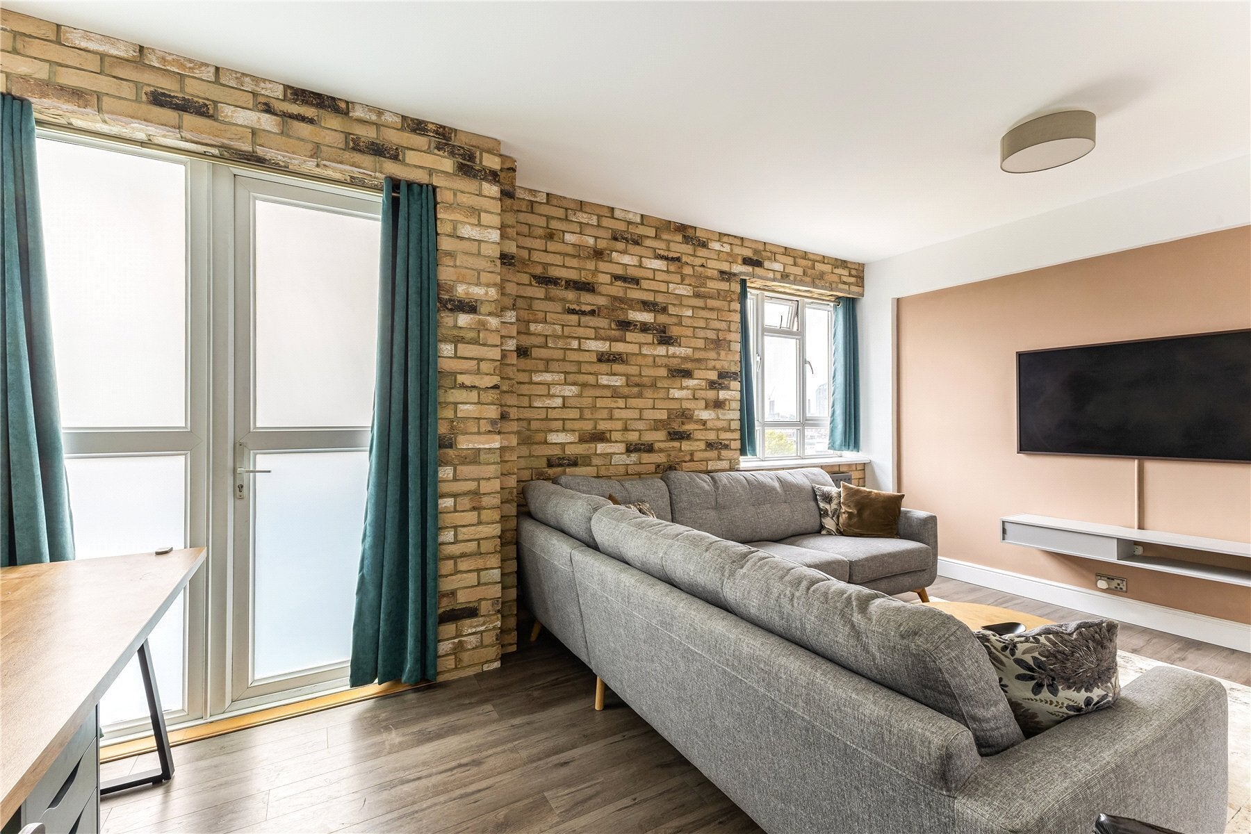 Flat Dagnall Street in Greater London