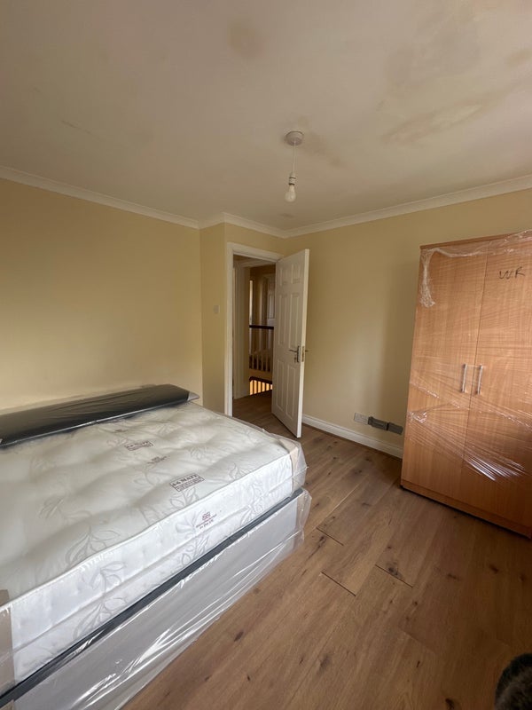 Room Mount Park Avenue in Greater London