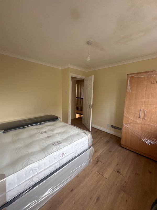 Room Mount Park Avenue in Greater London