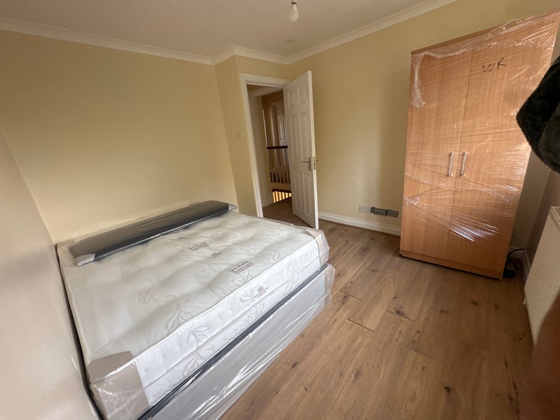 Room Mount Park Avenue in Greater London