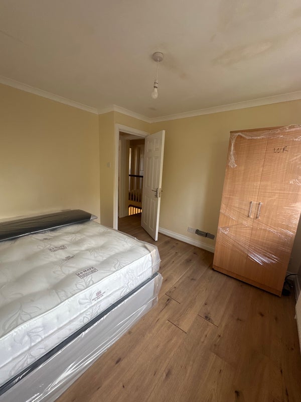 Room Mount Park Avenue in Greater London