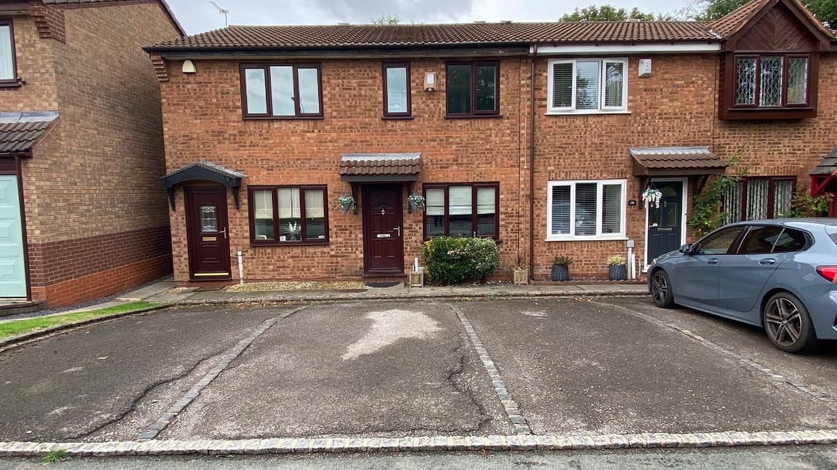 House Peel Close in Darlaston