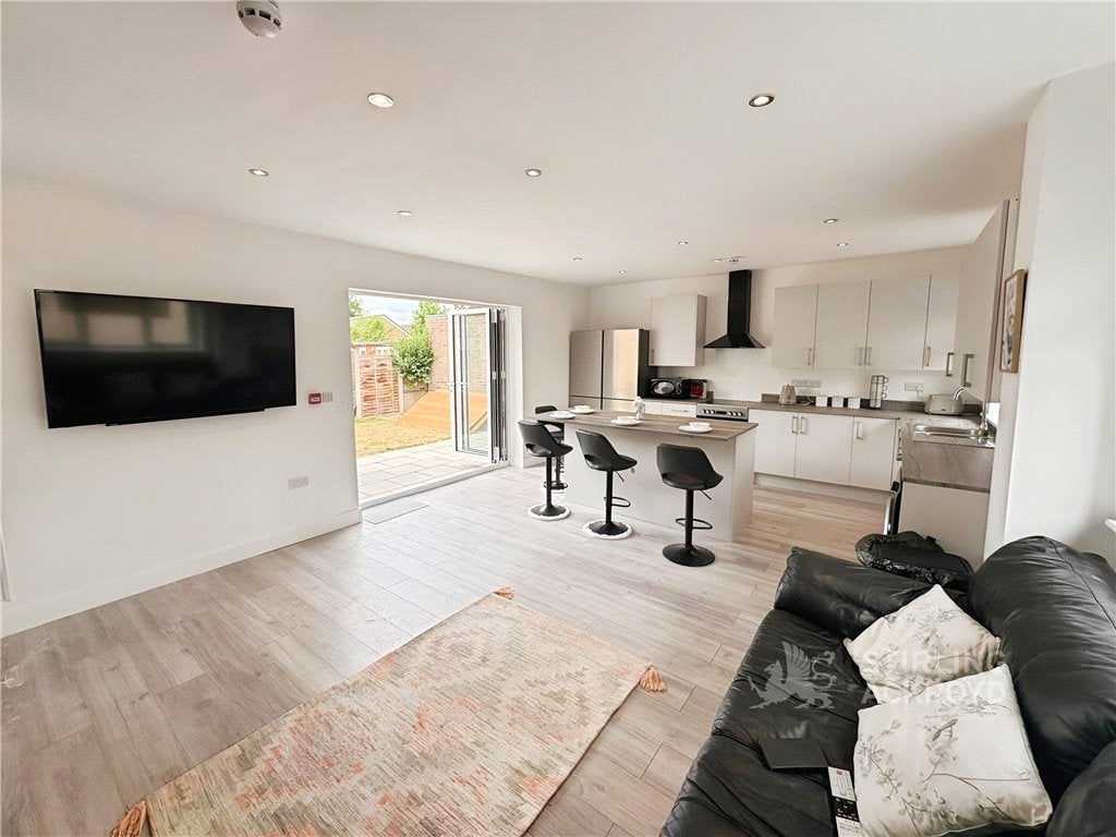 Room Burgoyne Road in Sunbury-on-Thames